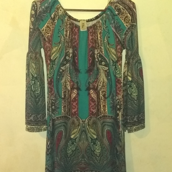 Dresses - Picture 5 of 9